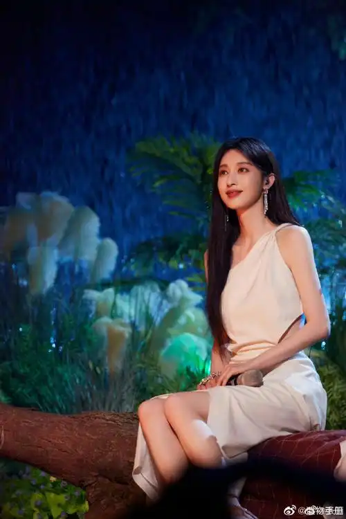 张俪新片浪漫满屋开机照