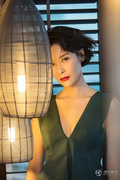 柯蓝斩获华鼎最佳女演员奖项 精湛演技获称赞