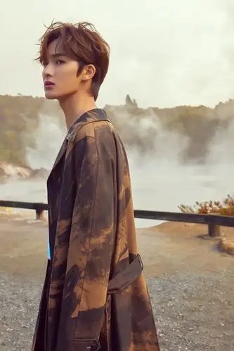 今日theo朱正廷一组新专辑写真大片曝光扎染风长款风衣加身