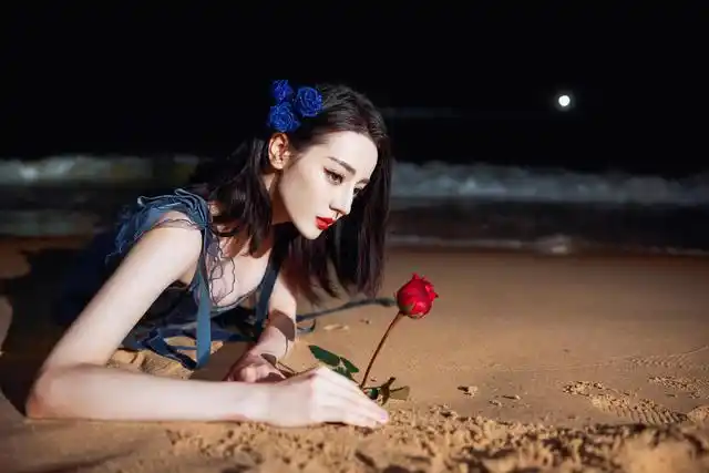 迪丽热巴海边的玫瑰公主美艳无人能敌