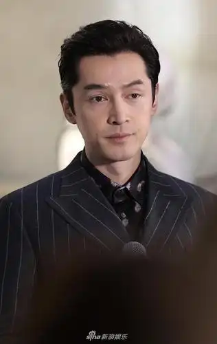 组图:胡歌主动蹲下接受记者采访 背头造型亮相帅气迷人