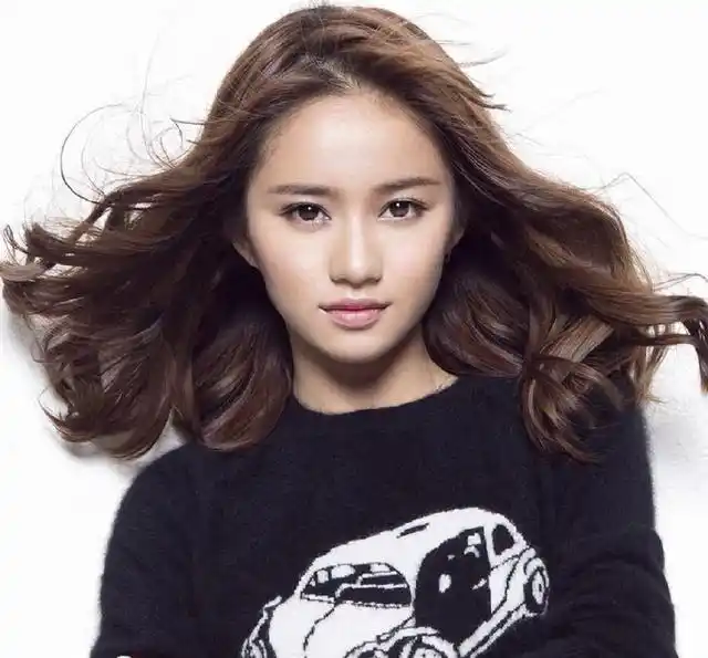 付梦妮被媒体称为"萌女郎",声线带有一种超脱的纯净感