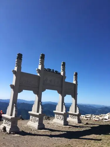 五台山的最高点,也是华北地区的最高峰,有华北屋背之称 .