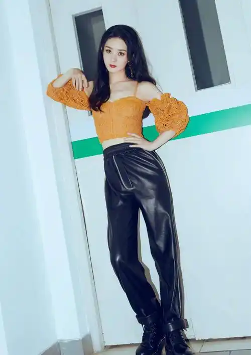 赵丽颖为证自己没发胖,穿上"时尚衫"瘦出两排锁骨,什么水平?