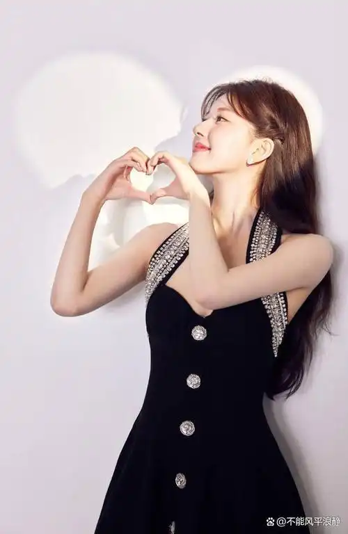 赵露思是中国娱乐圈高知名度的偶像艺人,以甜美的长相和可爱的形象