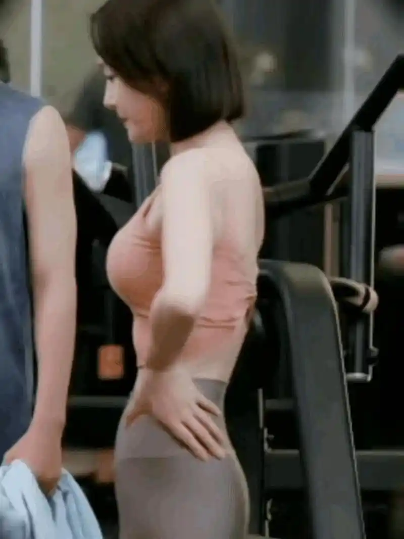 秦岚已经四十多岁,她有空就去健身房举铁,你看她前凸后翘的,s形赡材