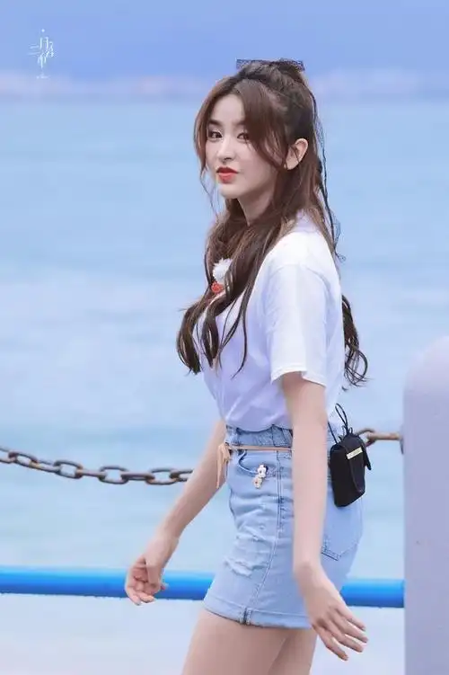 金子涵上班路透一则,简约又不失单调,夏日清甜少女