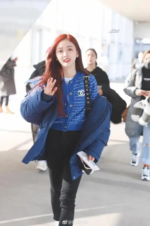 12月29日,吴宣仪现身北京机场,她身着蓝色外套搭配黑色牛仔裤