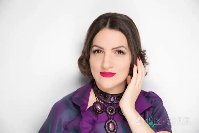 特写肖像美丽的女孩女士头发造型.奢华的专业化妆.红色光泽的口红.