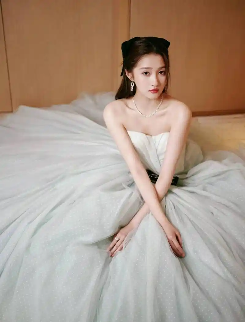 4月29日,关晓彤工作室晒出了一组,关晓彤的北影节闭幕式造型图.