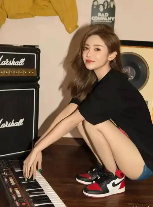 腾讯美女主持人美娜icon,这两条大长腿不输给任何一位女明星了吧_行业