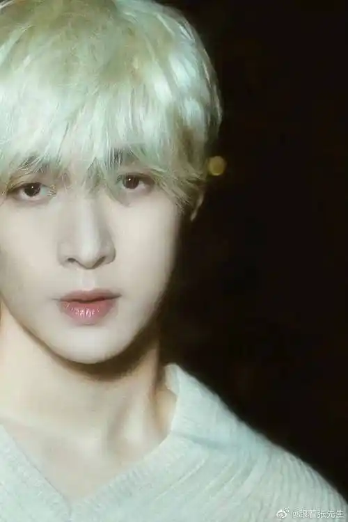 张艺兴秋季银色发型金丝眼镜,一整个把我拿捏住了_街舞_酒窝_中国