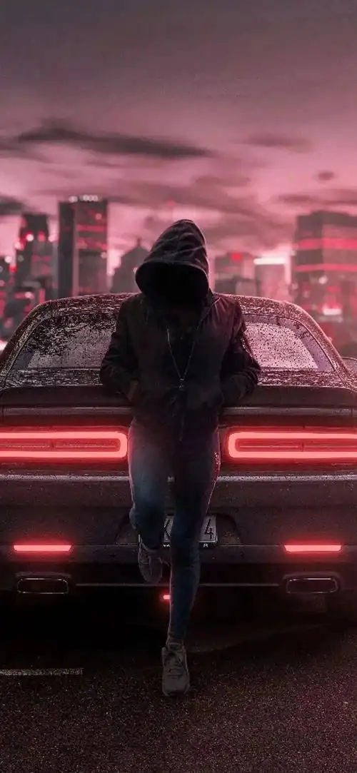 夜幕降临,一个神秘人戴着帽子站在车尾酷帅手机壁纸
