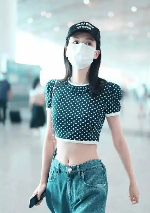 乔欣现身机场又换名牌包,露超细"蚂蚁腰"体重不过80斤_牛仔裤_上衣