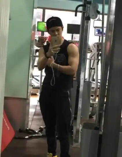 出人意料的是,经过这番肌肉的修饰,任嘉伦的人鱼扮相显得英气又硬朗了