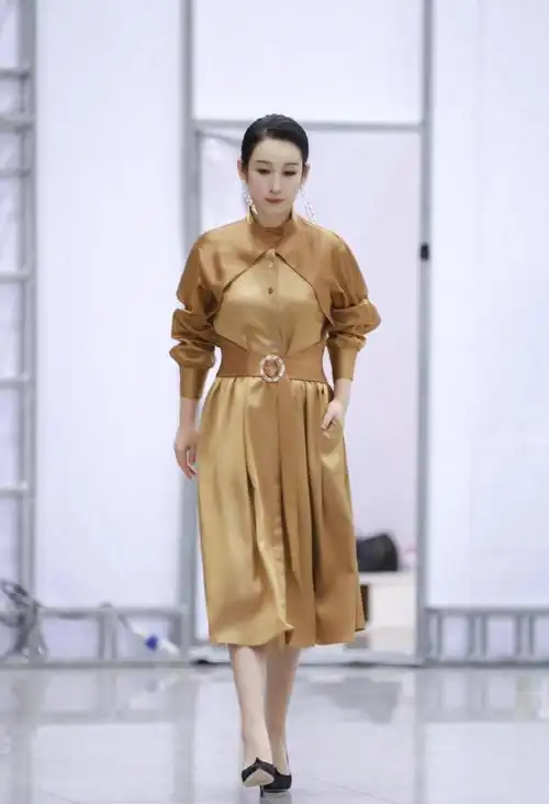 秦海璐喜获飞天奖,白色礼服裙上绣羊角,华丽中一丝俏皮超减龄_手机