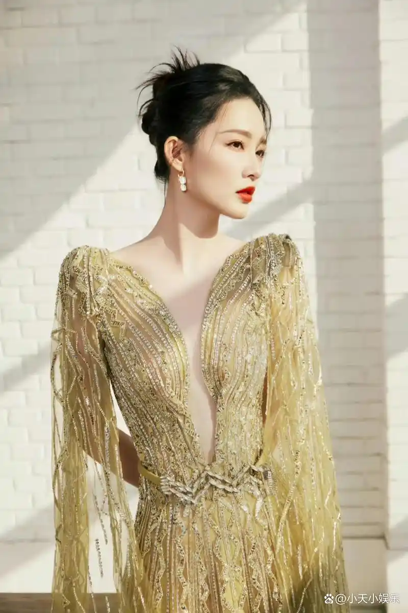 李沁体态绝了!深v薄背,有种参加金鹰女神颁奖的感觉!