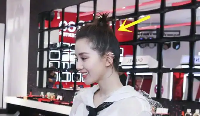 刘诗诗丸子头变娇俏少女不输超模刘雯没想到一转身就暴露了大bug