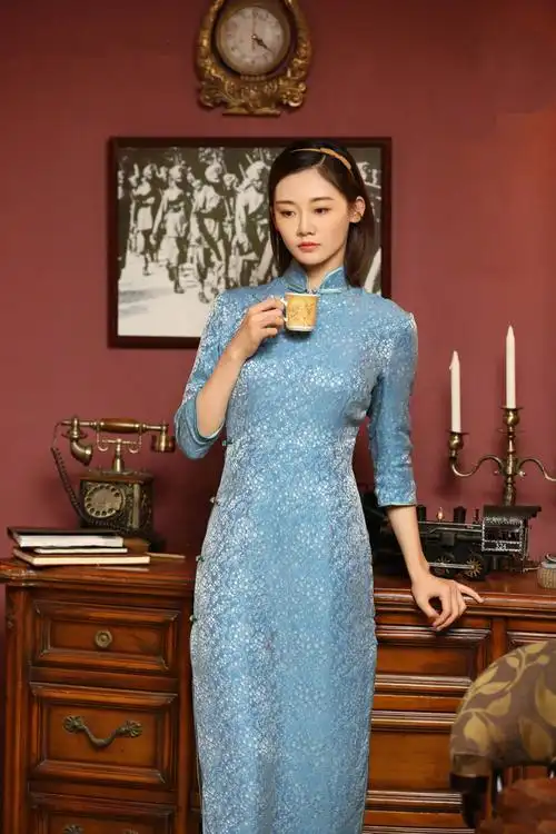 苗苗一袭天青旗袍文雅大气,举手投足皆是风情,曲线比例让人羡慕 – 爱