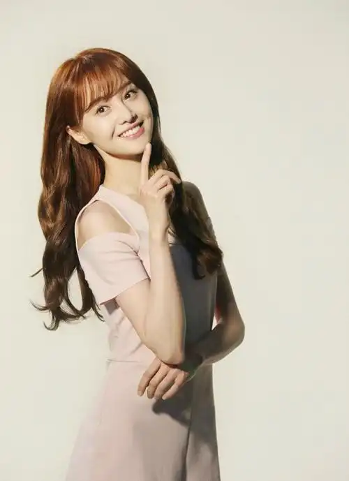 近日,一组郑爽为某广告拍摄的写真曝光.