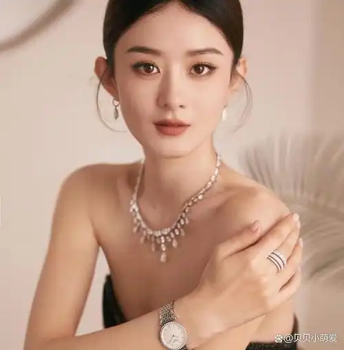 赵丽颖,作为一位备受喜爱的演员和时尚偶像,她总是以端庄优雅的形象给