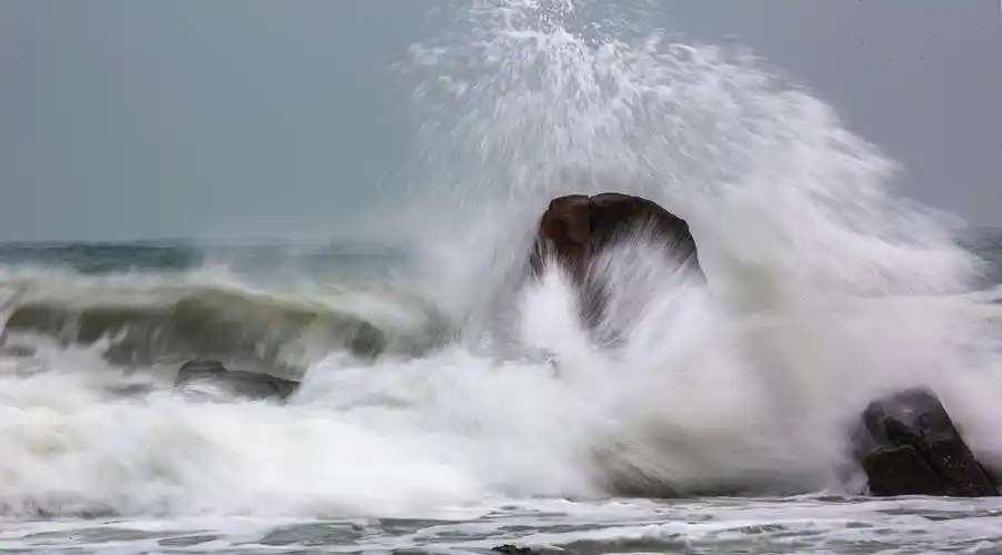 日月湾的礁石海浪 - 美篇