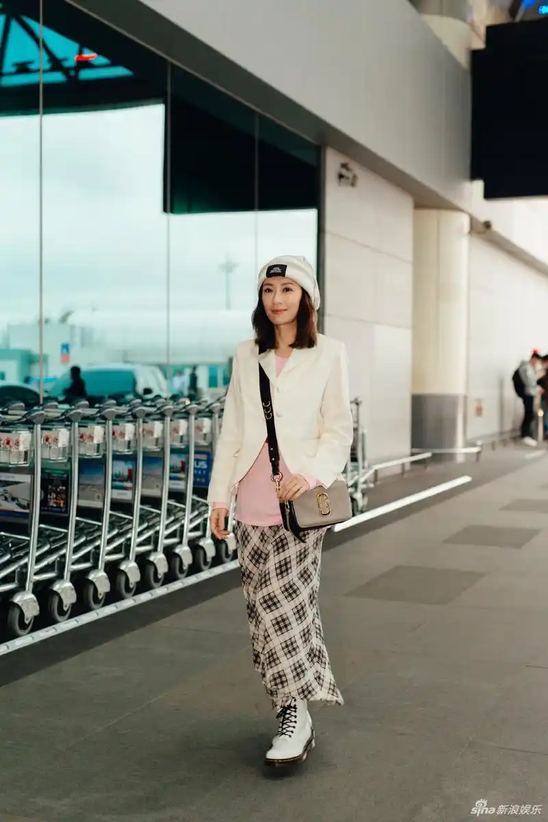 组图贾静雯现身台北桃园机场笑容明媚少女感十足