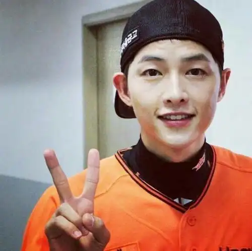 宋仲基平头新造型曝光 赞宋慧乔是最棒伙伴