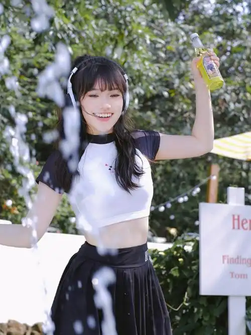 江疏影晒火龙果泳装照