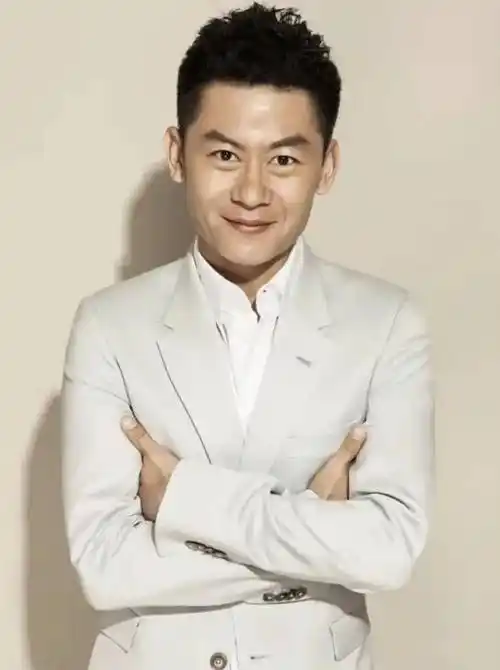 演员李健:长相帅气戏也好,42岁因《狂飙》走红,娶初恋生一女_爸爸