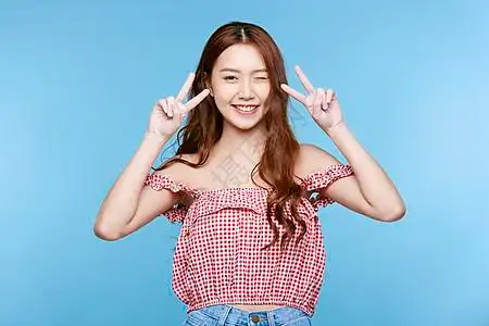 蓝色面部双手比耶微笑少女背景