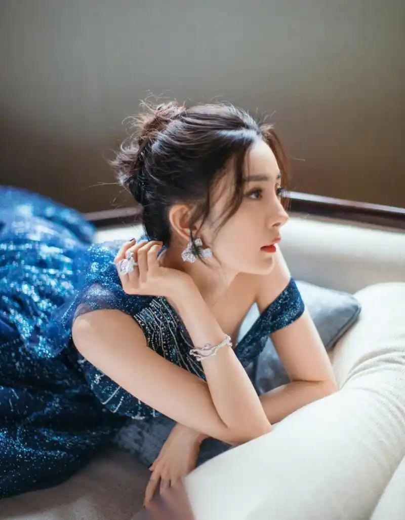 杨幂智族gq moty年度人物出发图 一袭流光星空蓝裙,梦幻优雅#杨幂暗夜