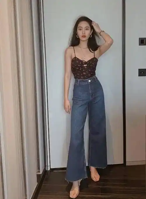 杨采钰社交平台晒美照,天蓝色吊带长裙搭罗马鞋,好一个人间尤物_女神