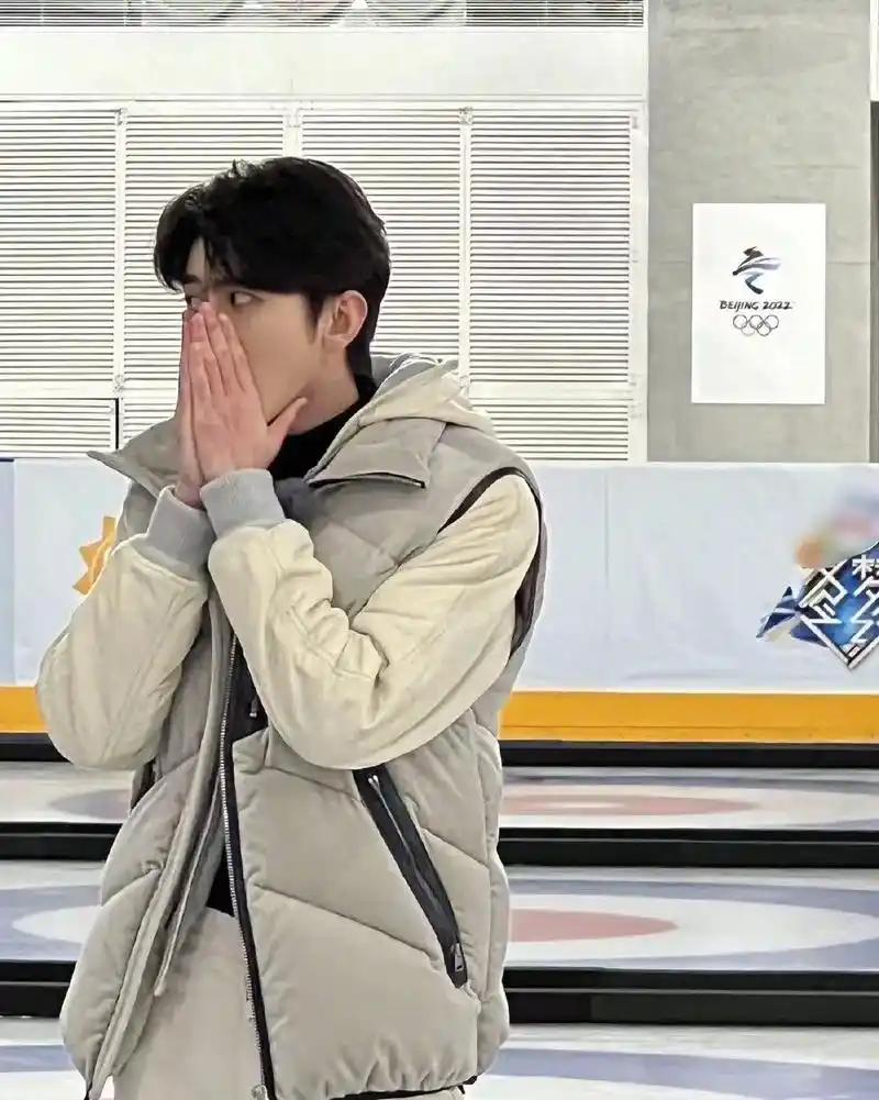 蔡徐坤#蔡徐坤祖玛珑品牌代言人"潮汐藏匿月亮笑意间的海,涌 - 抖音