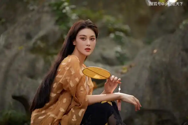 张馨予吊带长裙丛林写真