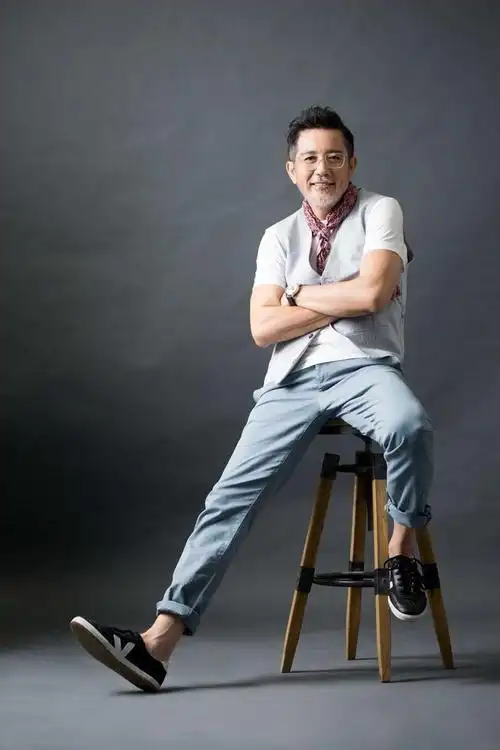 70岁秦汉重出演艺圈和孙红雷同框留影网友一个比一个帅