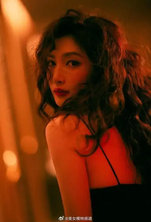 江疏影港风氛围感大片黑色吊带开衩裙配卷发红唇美到失语