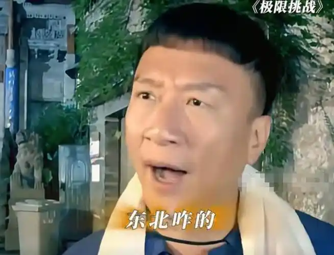 54岁孙红雷西班牙偶遇,脸垮皮松身材消瘦,红色吊裆裤抢眼十足