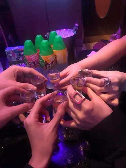 周扬青与罗志祥分手后首个情人节,与朋友喝酒非常失落