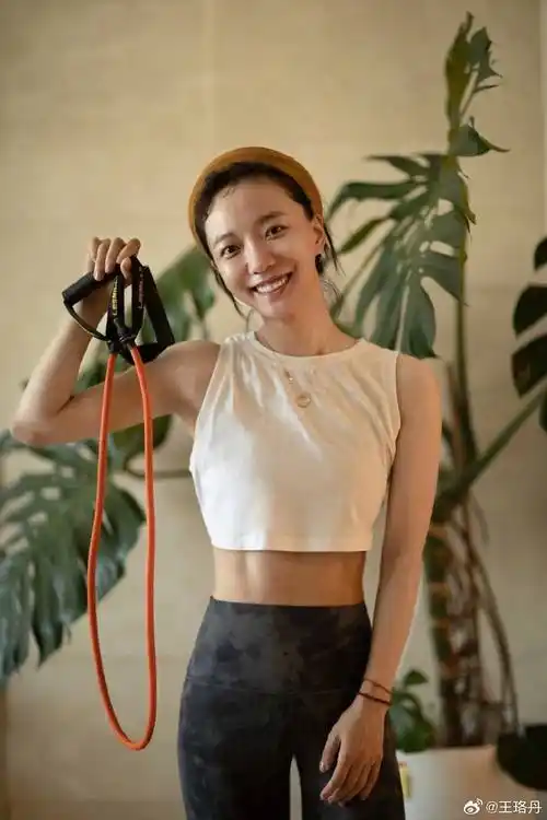 王珞丹素颜竟然这么好,白色老头衫搭配瑜伽裤,马甲线超抢镜!