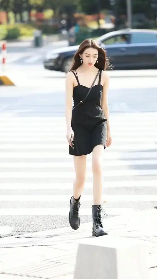 高雅的黑色礼服下的美女,搭配高腰马丁靴,好气质这样就足够了