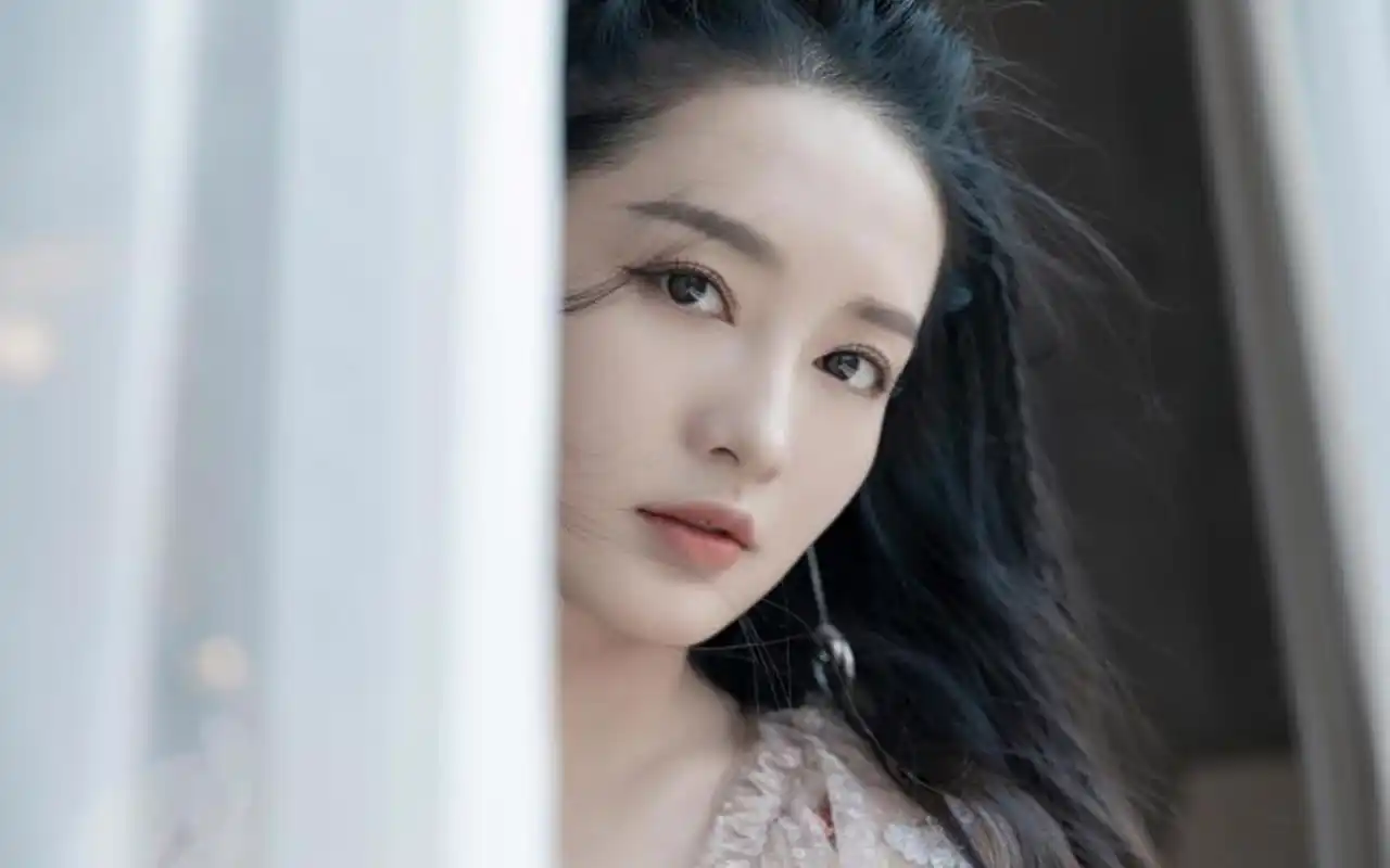 李沁薄纱朦胧高清桌面壁纸