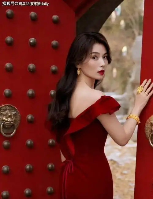 45岁刘涛治愈年龄焦虑大红色荷叶露肩长裙秀腰臀比好绝啊