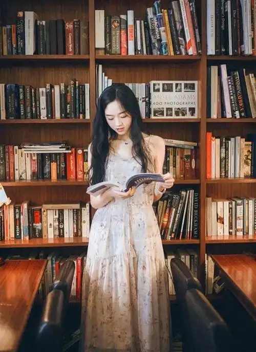 高挑清瘦文艺女青年