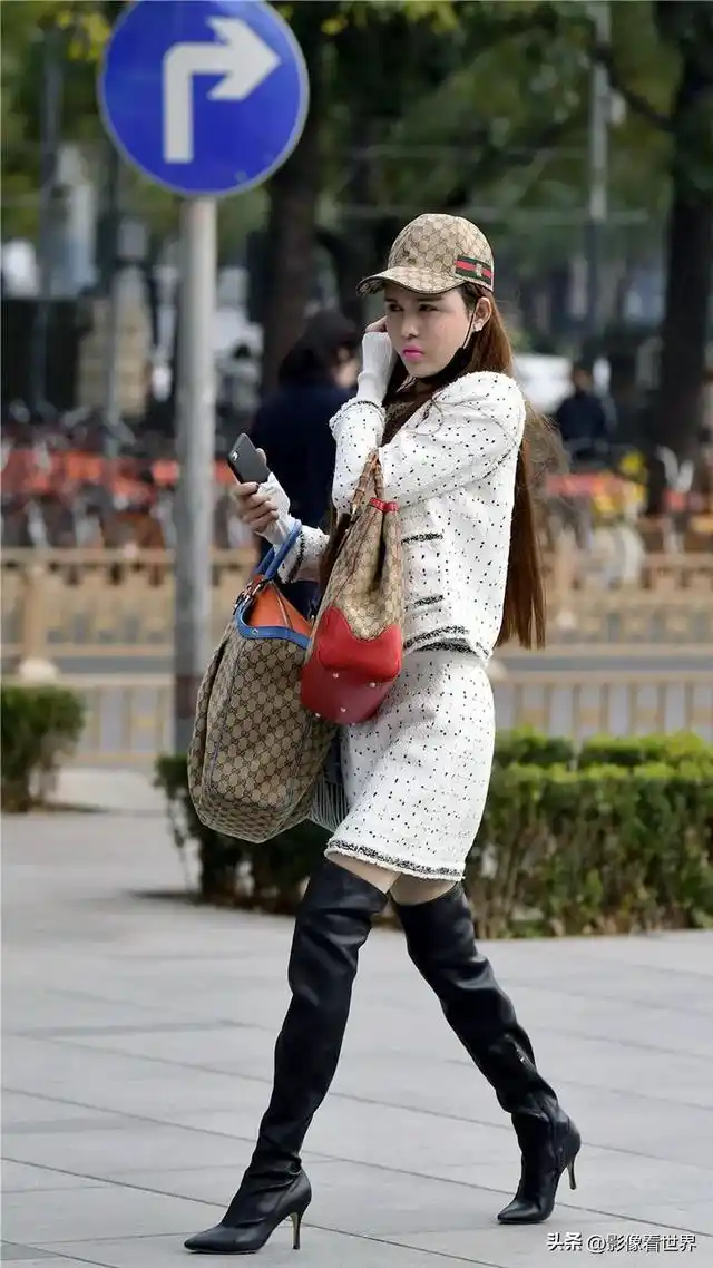 身段匀称的美女更适合搭配过膝长筒靴,美丽显瘦还保暖