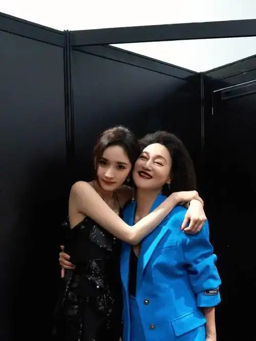 杨幂37岁生日人缘好迪丽热巴连续十年送祝福惠英红卡点晒合照