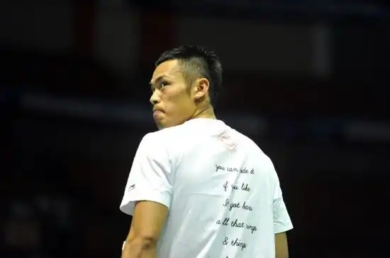 图文汤杯揭幕战林丹赛前热身超级丹背影霸气外露