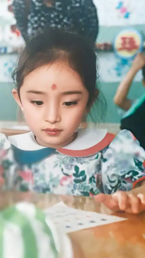 杨幂光脚晒近照复古小卷毛超抢镜哪像30多岁