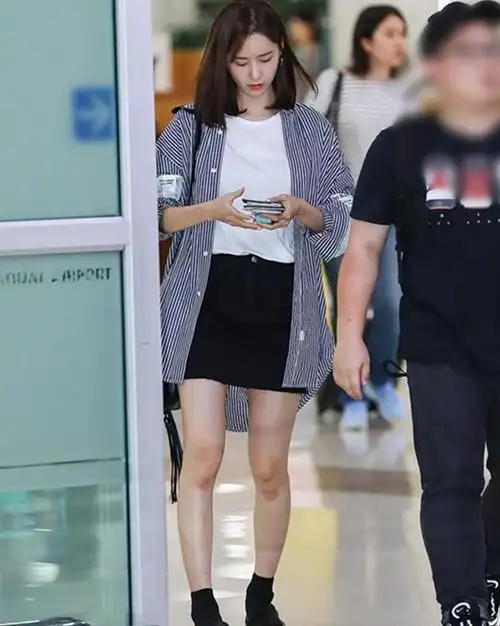 林允儿真会穿, 假两件配牛仔短裤嫩回18岁, 可看到腿尴尬了!