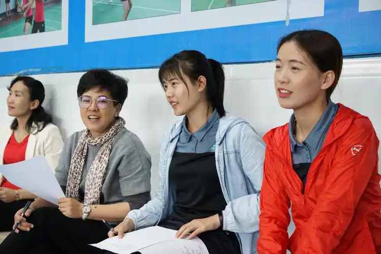 裴玲云老师正在指导体育教师